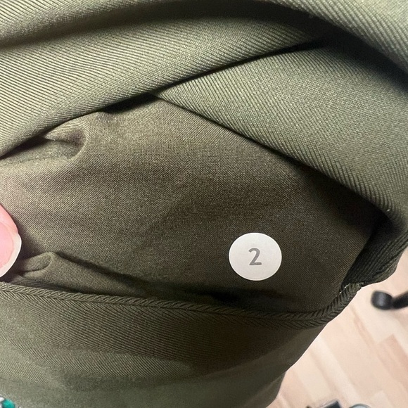 LULULEMON ATHLETICA On the Fly 7/8 Pant Legging Dark Olive Sz 2 Drawstring Crop - Picture 6 of 7
